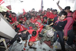 KAOS: Demonstrantene stormet konferansehotellet. Foto: REUTERS/Sukree Sukplang/Scanpix