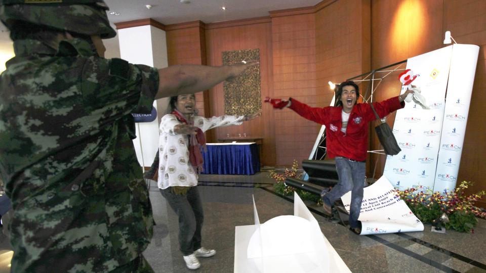 MISTET KONTROLLEN: Demonstrantene overtok kontrollen over konferansehotellet. Foto: AP Photo/Wong Maye-E/Scanpix