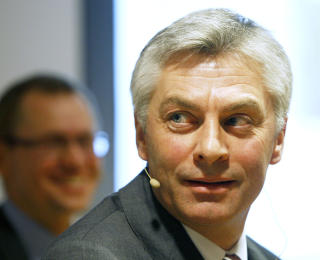 LANSERTE FORSLAG: Simen Lieungh i Aker Solutions.
I bakgrunnen finansdirekt�r Leif Borge.
Foto: Knut Falch / SCANPIX