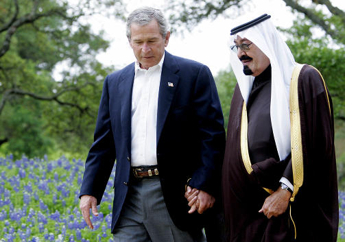 TOO MUCH? George W. Bush fikk i 2005 gjennomg� for sv�rt s� vennskaplig omgang med den saudiarabiske kongen.  Arkivfoto: JIM WATSON / AFP