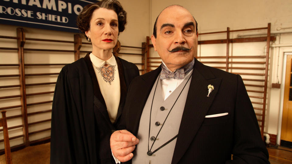 SMART BELGIER: Hercule Poirot (David Suchet) l�ser tullete mordg�ter uten � rufse til barten. Foto: NRK