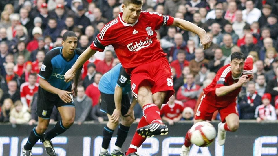 GLEMMER ALDRI: Hillsborough-tragedien vil aldri bli glemt i Liverpool. Steven Gerrard mistet fetteren sin i tribunekatastrofen. Foto: REUTERS