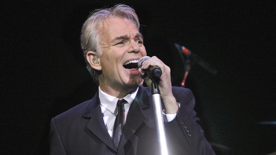 BLE BUET UT: Billy Bob Thornton slet med � f� publikum p� sin side under en konsert i Toronto p� torsdag. N� har han avlyst resten av konsertene i Canada, grunnet influensa. Foto: SCANPIX /AP /The Canadian Press, Fernando Morales- The Globe and Mail