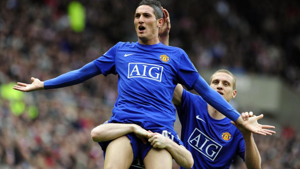 HELTEN: Kiko  Macheda scorte sitt andre m�l p� to uker etter bare 48 sekunder p� banen. Her blir han gratulert av Wayne Rooney og Nemanja Vidic.  Foto: REUTERS/Nigel Roddis