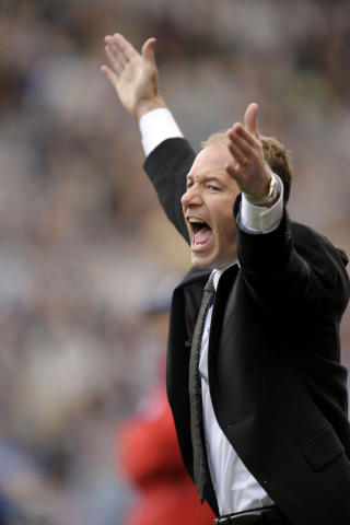 SINT: Alan Shearer reagerer p� en dommeravgj�relse.  Foto: AFP PHOTO/Olly Greenwood