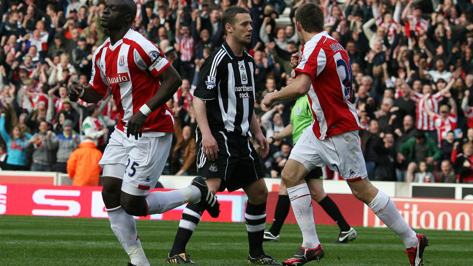 SCORET: Abdelouaye Faye (t.v) jubler etter � ha scoret mot Kevin Nolan (midten) og Newcastle. Foto: AP Photo/Simon Dawson