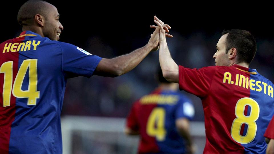 RADARPAR: Thierry Henry og Andres Iniesta feirer etter sistnevntes m�l mot Recreativo.  Foto: EPA/ALBERTO ESTEVEZ