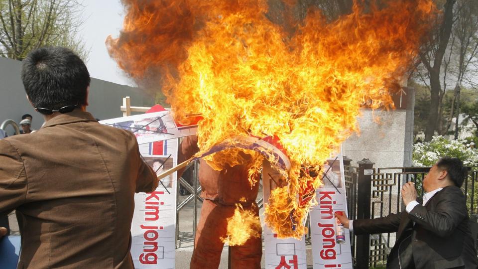 PROTESTER: S�r-koreanere protesterer mot Nord-Koreas rakettoppskytning. N� ford�mmer Sikkerhetsr�det handlingen. Foto:  REUTERS/Lee Jae-Won/Scanpix
