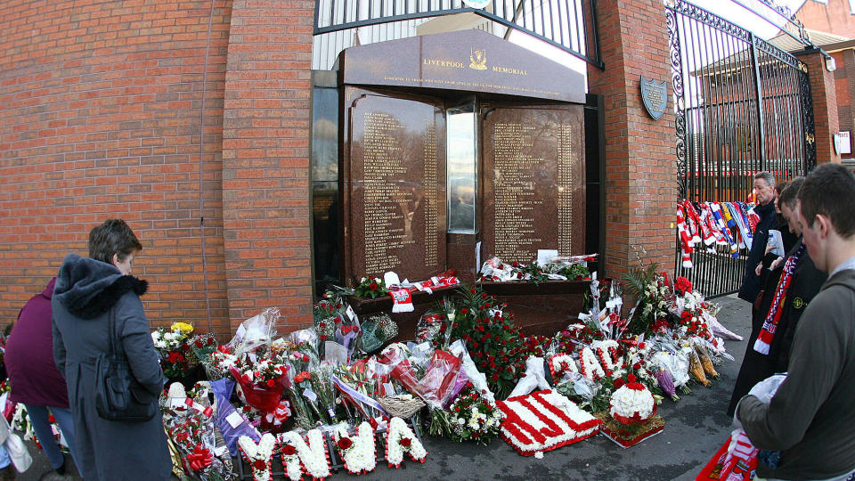 ENGLANDS ST�RSTE FOTBALLTRAGEDIE: Sarah og Vicki Hicks er to av de 96 navnene p� minnetavla utenfor Anfield. Foto: AFP