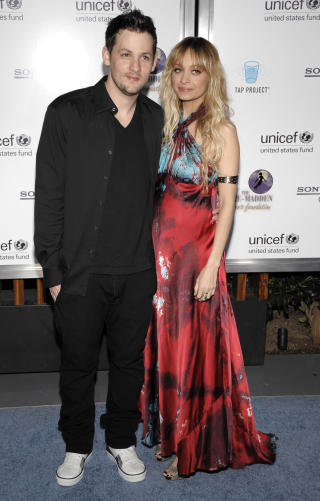 SLIK VI ER VANT TIL � SE DEM: Nicole Richie, som blant annet er kjent fra flere realityserier sammen med Paris Hilton, og musikerkj�resten Joel Madden fotografert p� en veldedighetstilstelning for deres egen Richie-Madden Children's Foundation i Los Angeles, mandag 23. mars. Foto: SCANPIX /AP /Dan Steinberg