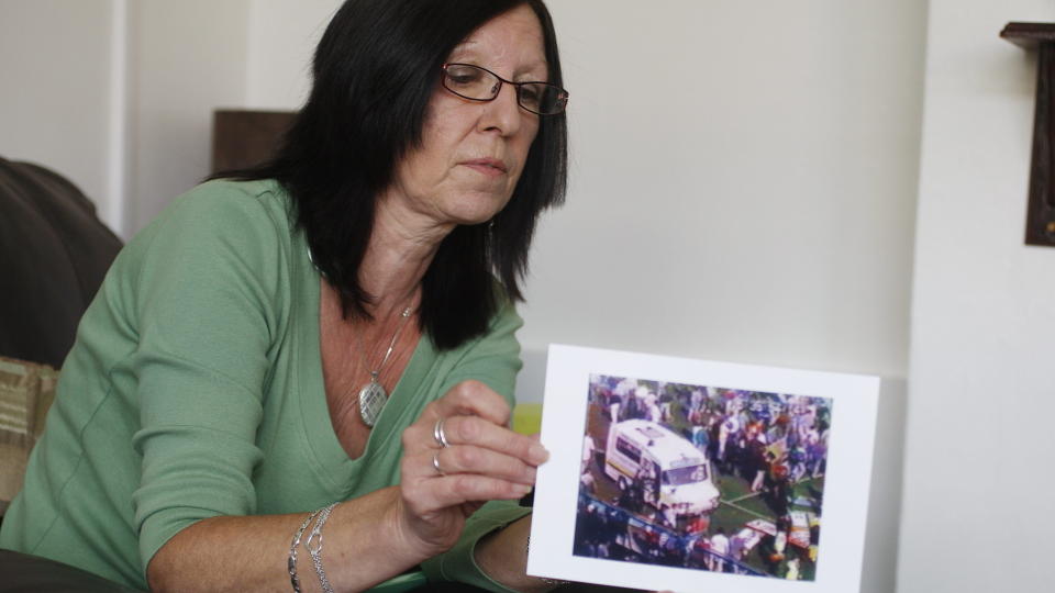 - KUNNE BLITT REDDET: Anne Williams er oppr�rt over at bare �n ambulanse slapp inn p� Hillsborough. Hun mener s�nnen Kevin (14) kunne blitt reddet om han hadde f�tt kvalifisert hjelp. Foto: HANS ARNE VEDLOG