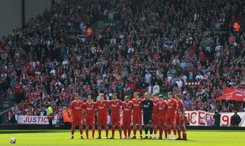 MINNESTUND: L�rdag var det ett minutts stillhet p� Anfield og onsdag er det minnestund i Liverpool. Foto: AFP