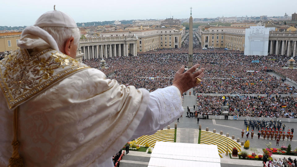 M�TTE PUBLIKUM: Titusener av mennesker hadde m�tt opp p� Petersplassen i dag for � se Pave Benedikt XVI. Foto: AFP PHOTO/ OSSERVATORE ROMANO/SCANPIX