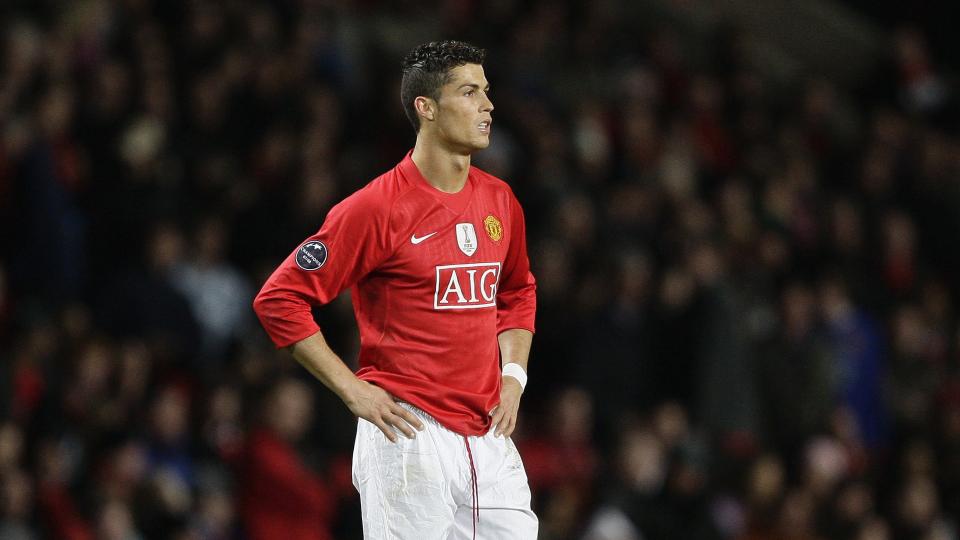 FRUSTRERT: Cristiano Ronaldo blir beskyldt av Ferguson for � miste ballen for lett. Her ser han frustrert p� etter Porto scorer i midtuken.  Foto: REUTERS/Darren Staples