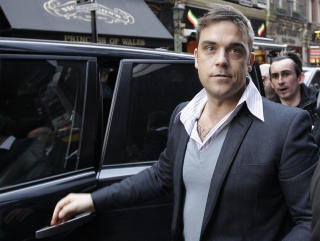 IKKE GJENFORENING: Robbie Williams kommer ikke til � slutte seg til sine gamle bandkompiser med det f�rste. Foto: SCANPIX /AFP /Shaun Curry