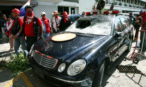 STATSMINISTERENS BIL:  Demonstrantene gikk til angrep og �dela bilen. Foto: SCANPIX/EPA/NARONG SANGNAK