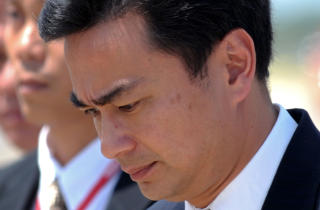 FLYKTET FRA DEMONSTRANTENE:  Statsminister  Abhisit Vejjajiva. Foto: SCANPIX/AFP PHOTO/PORNCHAI KITTIWONGSAKUL /POOL