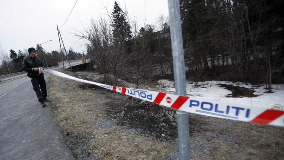SL�TT I HODET MED STEIN: Politiet sperret s�ndag kveld av �stedet p� Stovner i Oslo der en 16-�ring ble overfalt av en ungdomsgjeng tidligere p� kvelden.
Foto: Stian Lysberg Solum / SCANPIX
