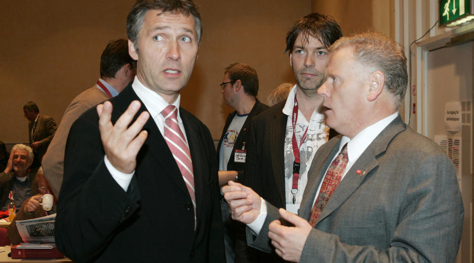 OSLO 20050520:
Ap-leder Jens Stoltenberg ( til venstre)  talte under Fagforbundets 1. ordin�re landsm�te i Folkets Hus fredag.  Her sammen med forbundsleder Jan Davidsen.
Foto: Heiko Junge / SCANPIX