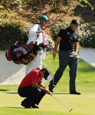IKKE N�RME NOK: Tiger Woods forst�r at han ikke kommer til � vinne etter denne sjeldne missen p� sisterunden.Foto: AFP/Timothy A. CLARY
