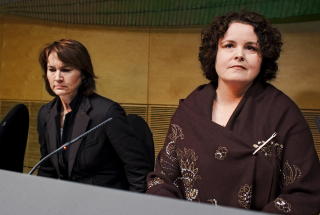 VIL HUN VINNE MOT R�KKE? N�rings- og handelsminister Sylvia Brustad (t.h.) sa p� en pressekonferanse onsdag ettermiddag at regjeringen ikke anser de inng�tte transaksjonsavtalene mellom Aker og Aker Solutions som bindende. T.v. sitter Mette Wikborg, ekspedisjonssjef i departementets eierskapsavdeling.
Foto: Tore Meek / SCANPIX