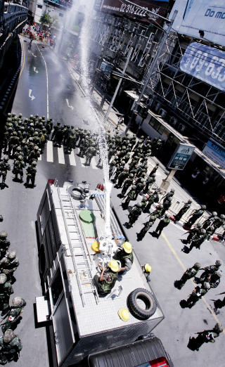 VANNKANONER: Soldatene klarte tidvis � holde demonstrantene p� avstand med kraftige vannstr�ler.