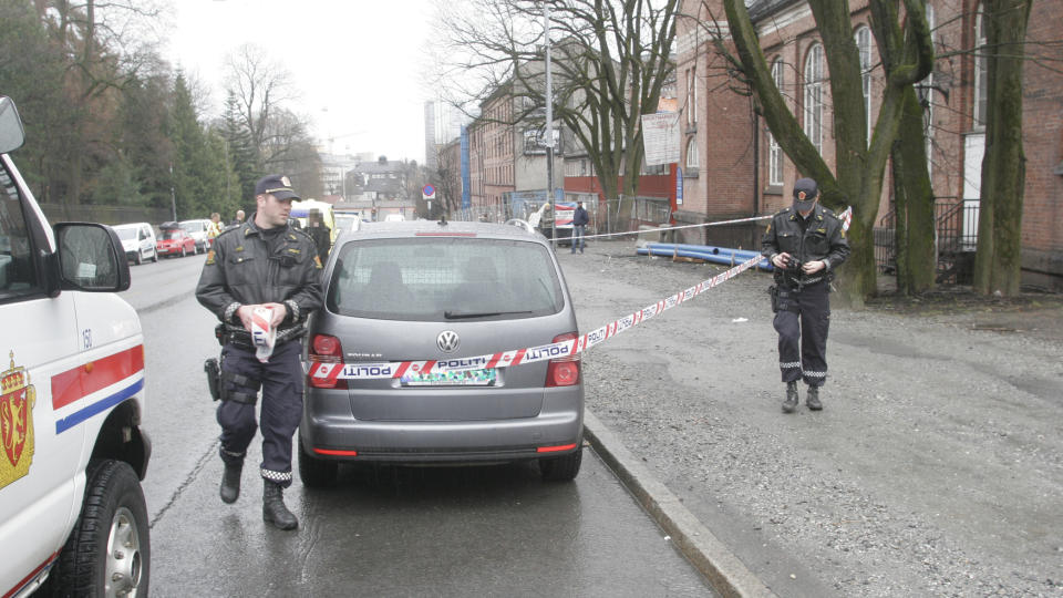 KNIVSTUKKET I BIL:   To menn ble lettere skadd etter � ha blitt knivstukket, trolig i en bil, p� T�yen i Oslo.  Foto: Frank Evensen