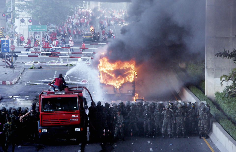 KAOS: Situasjonen var i ettermiddag sv�rt uoversiktlig i Bangkok.  Foto: SAKCHAI LALIT / AP / SCANPIX