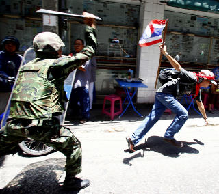 INGEN N�DE: Minst 94 mennesker er skadd i oppt�yene. Foto: Wason Wanichakorn / AP / SCANPIX