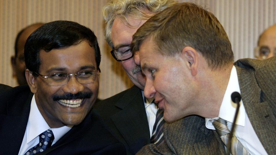 2006: Utviklingsminister Erik Solheim var involvert i fredsmeklingen p� Sri Lanka, p� bildet i samtale med det som i 2006 var tamiligrenes sjefsforhandler, S.P. Thamilselvan. N� vil ikke Sri Lanka lenger ha norske forhandlere med i fredsprosessen. Foto: AP/Salvatore Di Nolfi/Scanpix