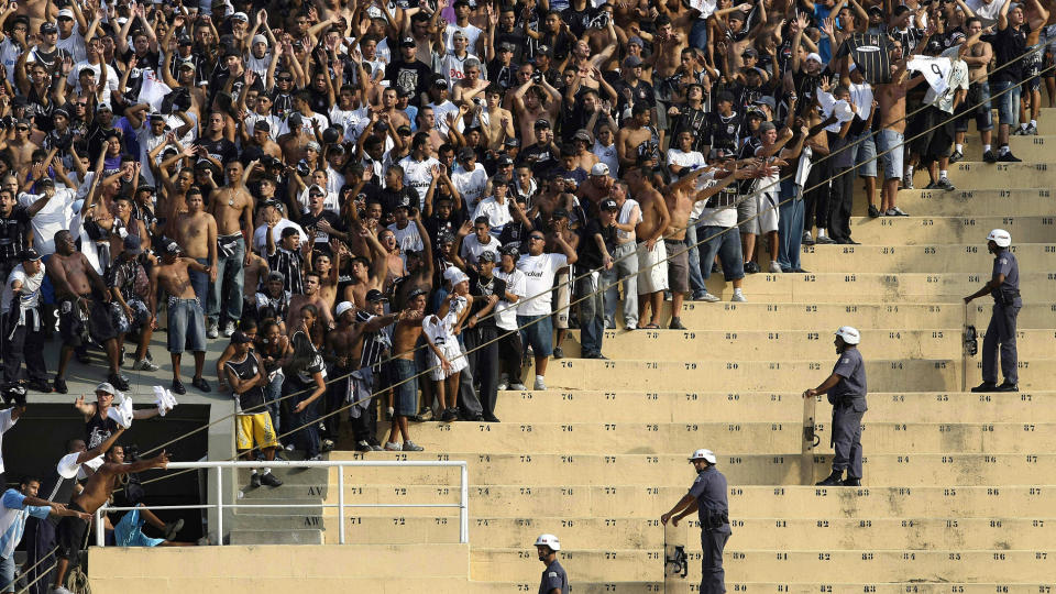 LIDENSKAPELIGE: Brasilianske fotballfans er gode til � vise f�lelser, men i broderskapskampen mellom Juventude og Caxias gikk det over styr for spillere og trenere. Dette bildet viser Corinthians-fans i en kamp mot Sao Paulo. Arkivfoto: SCANPIX/AFP/Mauricio LIMA