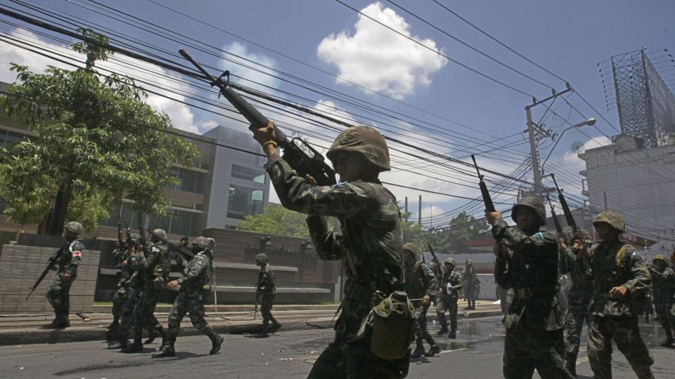 SKYTER I LUFTA: Thailandske soldater har skutt skremmeskudd i lufta i hele dag, men n� er det bekreftet at en person er drept i oppt�yene i Bangkok. Foto: Vincent Yu/Scanpix
