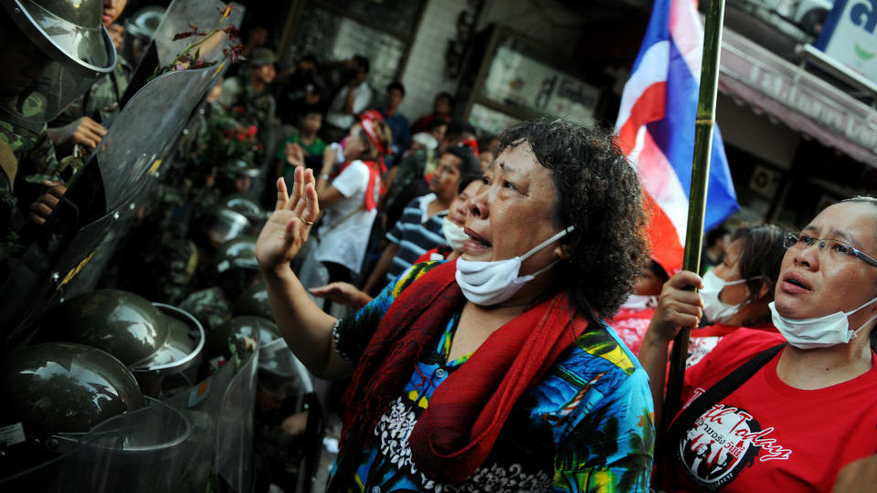 TRAKK SEG TILBAKE: Tilhengere av tidligere statsminister Thaksin Shinawatra forlot i dag regjeringskvartalet, der de siste dagene har demonstrert mot regjeringen. Frykt for blodbad fikk dem til � trekke seg tilbake. Foto: REUTERS/SCANPIX