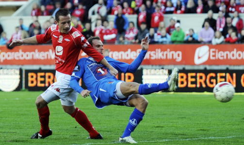VISTE FINGER'N: Joel Lindpere risikerer 7500 kroner i bot for � ha vist finger'n til publikum p� Brann stadion.Foto: Marit Hommedal, Scanpix