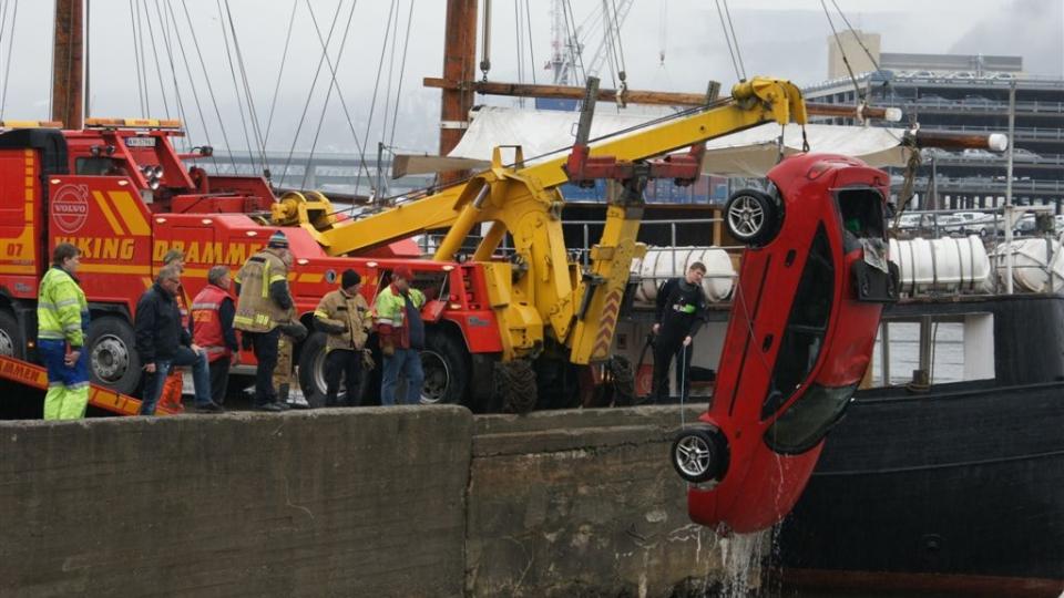 TO PERSONER FUNNET D�DE: En 18 �r gammel mann innr�mmer at han sammen med to andre stjal denne bilen natt til P�skeaften. Senere skal de ha havnet i vannet. En person kom seg ut. To personer ble i kveld funnet omkomne i vannet ved funnstedet. Dette er trolig de to andre personene som var med p� biltyveriet, if�lge politiet. Foto: Johnny Olsen