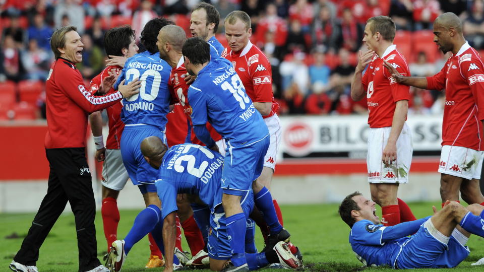 IKKE AKKURAT I MIDTEN: Douglas Sequeira ble lagt i bakken lenge f�r han kom fram til Rodolph Austin. Derfor mener Troms� at han ikke skal ha det r�de kortet dommer Svein Oddvar Moen ga ham, og anker kortet.
Foto: Marit Hommedal  / SCANPIX