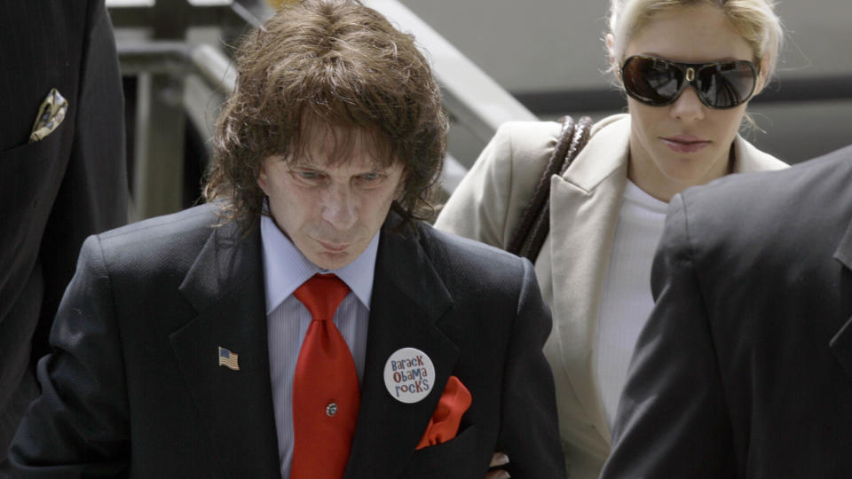 - FUNNET SKYLDIG I DRAP: Musikkprodusent Phil Spector (69). Han risikerer n� livstid i fengsel. Foto: AP/SCANPIX