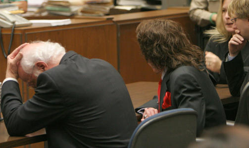 REAGERTE IKKE: Spectors advokat Doran Weinberg reagerer mens juryens bestemmelse blir lest opp. Spector selv viste ikke f�lelser under opplesningen. Foto: AFP/SCANPIX