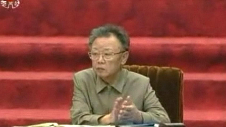 VISER MUSKLER: Kim Jong-il har beordret oppskytingen av tre nye raketter. Flere oppskytninger er ventet. Foto: AFP PHOTO / NORTH KOREAN TV/Scanpix