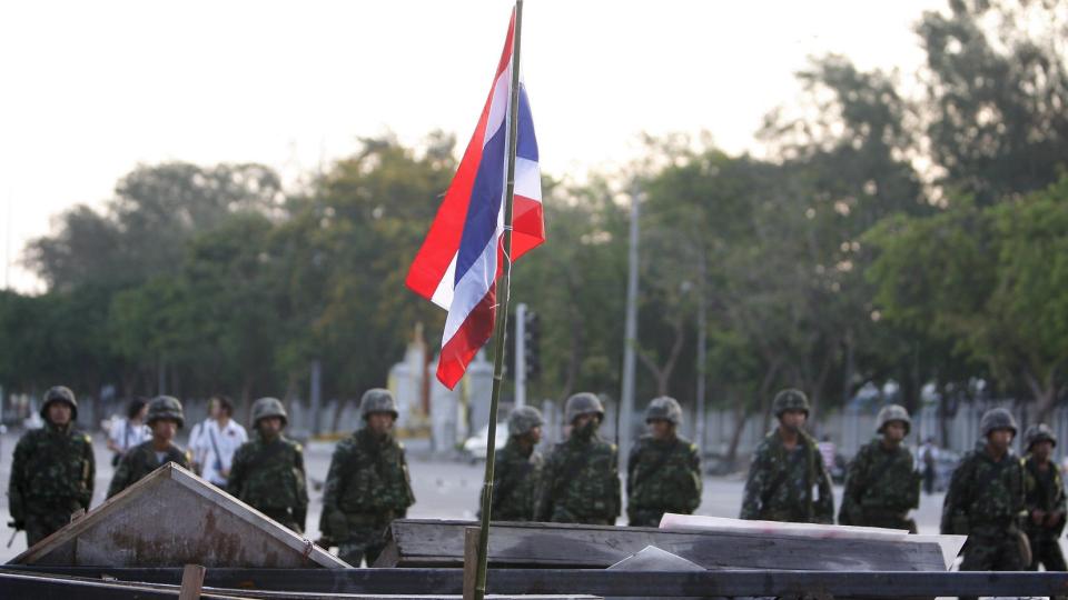 HAR GITT OPP: Demonstrantene i Bangkok trekker seg tilbake, etter kraftige sammenst�t med politi og soldater det siste d�gnet. Foto: EPA/SCANPIX