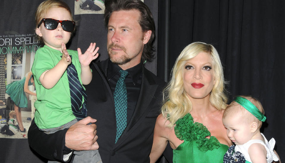 F�R MELDING FRA MAMMA: Moren til Tori Spelling gir n� en beskjed til datteren sin p� hjemmesiden. Jeg vil ha kontakt med deg og barnebarna mine. Her er Tori med ektemannen Dean, s�nnen Liam og datteren Stella da hun holdt lanseringsfest for sin nye bok Mommywood i g�r. Foto: STELLA PICTURES.