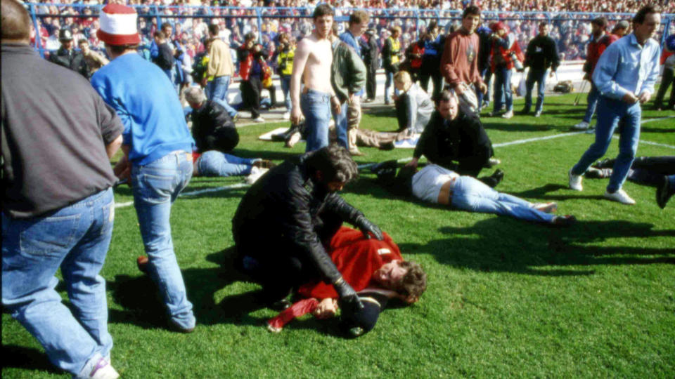 DAGEN FOTBALLEN D�DE: I morgen er det 20 �r siden Hillsborough-tragedien der 96 Liverpool-supportere d�de. Fortsatt kjemper de etterlatte for at noen skal p�ta seg ansvaret for tragedien.Foto: AP