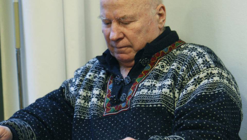 OSLO 20090316: Fredrik Fasting Torgersen f�r retten ble satt i saken mot professor St�le Eskeland i Oslo tingrett. Kjell Granli, som er bror til offeret i Torgersen-saken, har reist sak mot Eskeland. Leser avis.
Foto: Morten Holm / SCANPIX