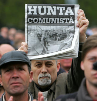 KALLER LEDERSKAPET DIKTATORISK: Demonstrantene i Chisinau demonstrerte i rolige former mot valgfusk sist s�ndag. Foto: AFP/VIKTOR DRACHEV