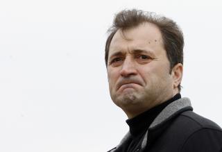 SENTRAL I PROTESTENE: Lederen av det Det liberale partiet, Vlad Filat, i en demonstrasjon i hovedstaden Chisinau p� s�ndag. Opposisjonspartiene demonstrerte mot den brutale behandlingen demonstrantene har f�tt av politiet. En mann d�de og rundt 200 ble skadd i oppt�yene. Foto: REUTERS/Denis Sinyakov