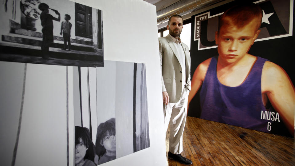 BRUKER PEDOFILI-BILDER: Bjarne Melgaard bruker bilder fra blader for pedofile i sitt nye kunstprosjekt. Her er han fotografert sammen med noen av de enn� uferdige kunstverkene. Foto: �RJAN ELLINGV�G
