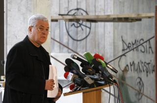 KOMMUNISTENE M� TREKKE SEG: Det st�r det p� veggen bak president Vladimir Voronin. Foto: REUTERS/Denis Sinyakov