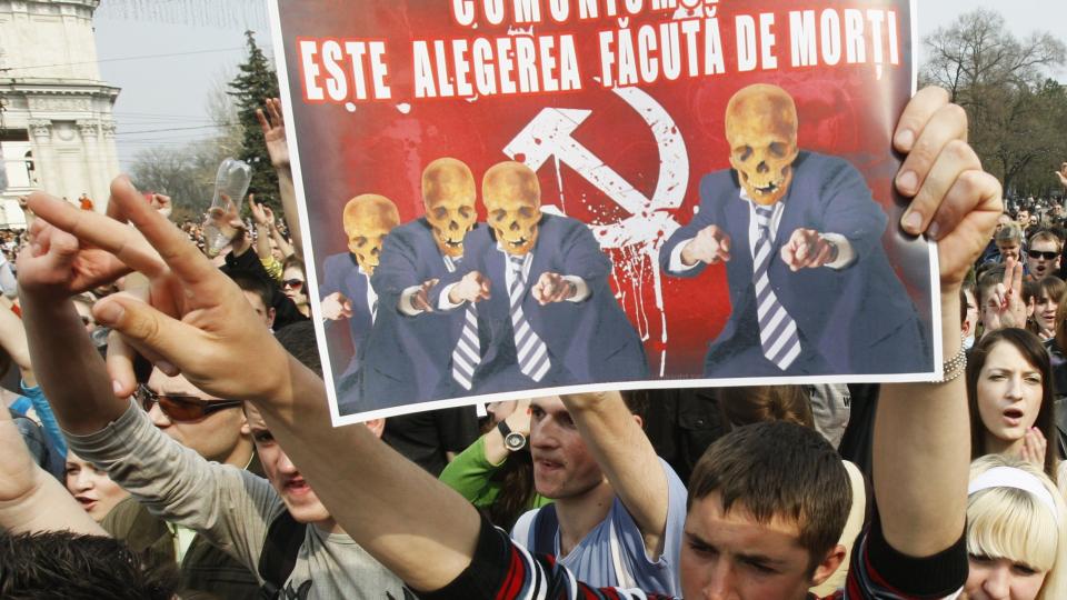 KOMMUNISTENE VANT FOR TREDJE GANG: 5. april ble det avholdt parlamentsvalg i Moldova. Kommunistpartiet vant med rekordoppslutning. Siden har opp mot 15 000 demonstranter herjet i hovedstadens gater. De krever nyvalg og hevder kommunistene jukset. P� disse plakatene st�r det Kommunismen er d�dens valg. Foto: REUTERS/Gleb Garanich