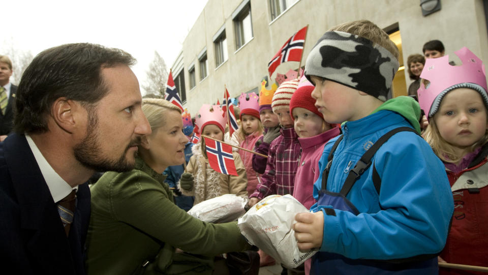 KAKER:
Kronprins Haakon og kronprinsesse Mette-Marit blir overrakt  Prinsessebr�d og Dinosaurbr�d av Vera Elise og Heine (begge 4 �r  ) fra  R�dberg barnehave da de bes�kte Bergtun omsorgssenter i Nore Uvdal kommune tirsdag. Br�dene  var bakt av faren til Vera Elise som er baker. Oppskriften er laget av barnehavebarna.
Foto:  Bj�rn Sigurds�n  / SCANPIX