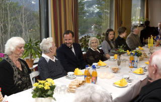 TIL BORDS: 
 Kronprins Haakon sammen med beboerne (fra venstre) Astrid Flatin, J�ran Kirkevollen og Petra Nymoen p� Bergtun omsorgssenter i Nore Uvdal kommune som kronprinsparet bes�kte tirsdag.
Foto:  Bj�rn Sigurds�n  / SCANPIX